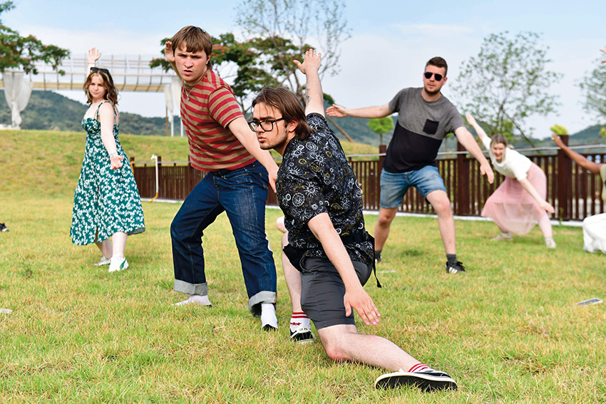 英国Z世代：为何“凝视”？