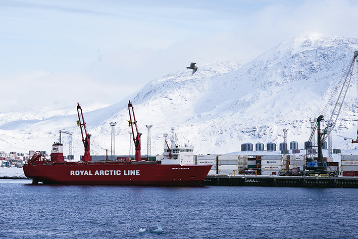 2025年3月20日，货轮停靠在丹麦自治领地格陵兰岛努克港 彭子洋摄/本刊