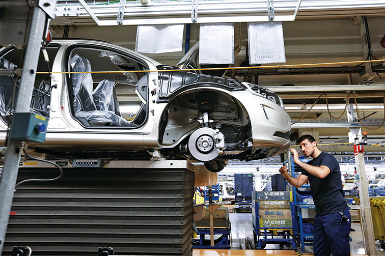 在比利时根特的沃尔沃汽车工厂,一名工人在装配车间作业 叶平凡摄/本刊 在比利时根特的沃尔沃汽车工厂,一名工人在装配车间作业 叶平凡摄/本刊