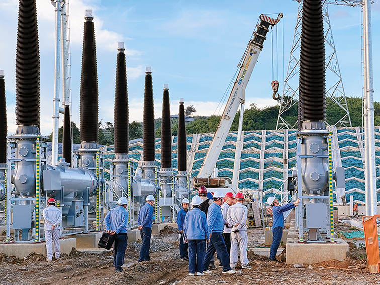 2025年10月16日在老挝乌多姆赛省拍摄的1000兆瓦光伏工程的升压站建设现场 新华社发(王玉萍摄) 2025年10月16日在老挝乌多姆赛省拍摄的1000兆瓦光伏工程的升压站建设现场 新华社发(王玉萍摄)