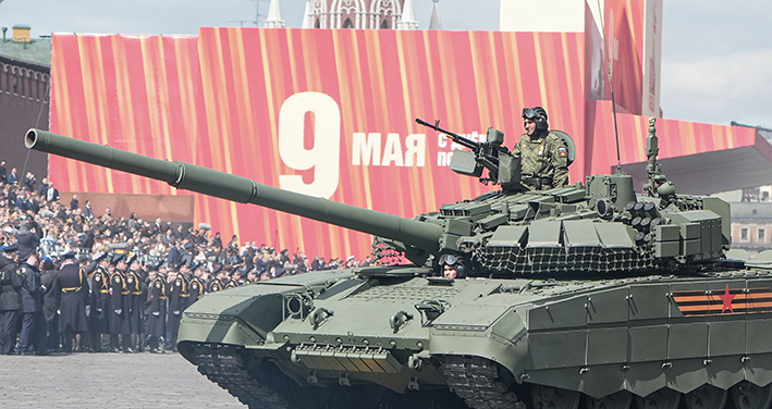 俄罗斯武器具备较高性价比。图为2025年5月9日，在俄罗斯首都莫斯科，坦克参加纪念苏联伟大卫国战争胜利80周年阅兵式 赖向东摄/本刊