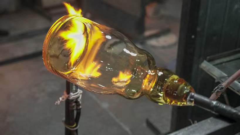 玻璃吹制：火焰里的艺术