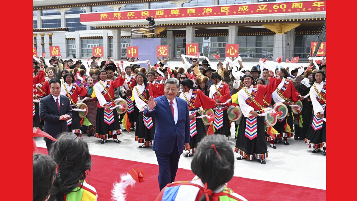 习近平在出席西藏自治区成立60周年庆祝活动后返回北京