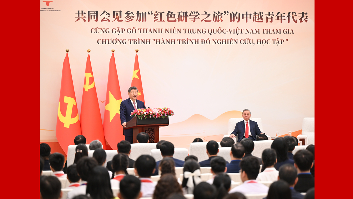 习近平同苏林共同会见中越青年代表